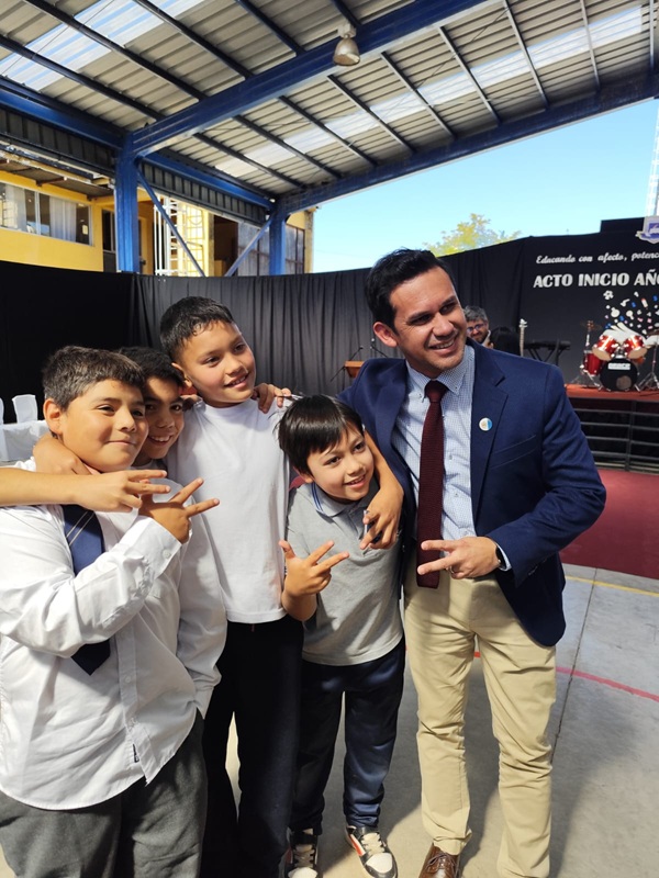 foto con niños de Esc Nider Orrego (2)